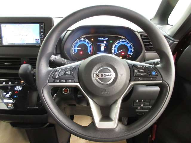 運転が楽しくなる明るく開放的な運転席まわりです。