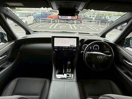 コックピット。車内もキレイで嫌な臭いもありません！ご納車後の臭いが付きにくくなる「空気触媒コーティング」もあります。