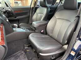 高額オプションのヒーター機能付き本革電動シート装備♪助手席も電動シートになっております♪シートもキレイな状態です♪シートの質感も良く座り心地もとても良いのでリラックスしてお座り頂けます♪