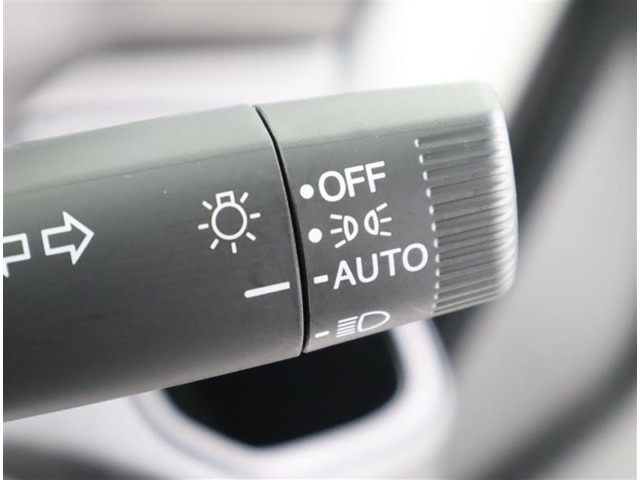 ライトのスイッチをAUTOに設定しておくと、状況に応じてスモール・ヘッドランプのON/OFFを自動的に調整します。
