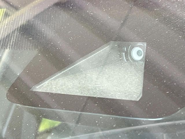 【トヨタセーフティセンス】走行中に前方の車両等を認識し、衝突しそうな時は警報とブレーキで衝突回避と被害軽減をアシスト。より安全にドライブをお楽しみいただけます。