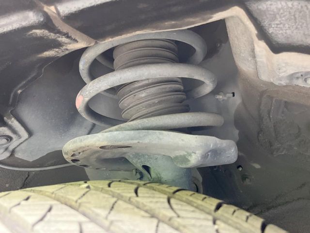 お車を安心してお乗りいただく為には、足回りの定期点検が欠かせません。サービスサポート（有償保証）では無料点検もご提供しており、安心のカーライフをお過ごしいただけるサポート体制が整っています。