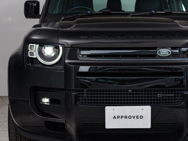 マトリックスLEDヘッドライトは対向車の周囲だけをハイビームで照らして視認性を向上させるアダプティブドライビングビームを搭載。対向車の前方は暗くなるよう調整して眩しさを与えず、安全性にも配慮します。