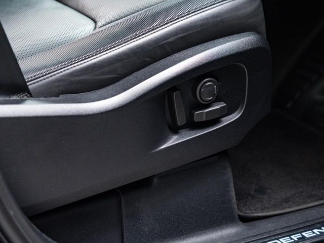 電動パワーシートですので運転中のシート調節も安全に行えます。微調整も可能ですのであなただけのドライビングポジションを実現します。