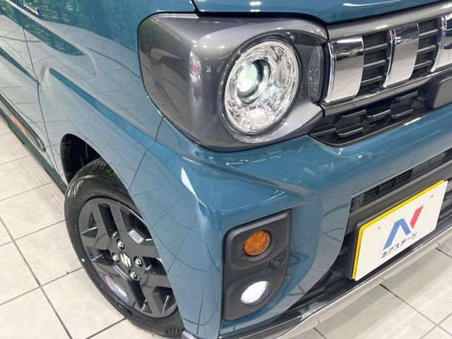 【LEDヘッドライト】悪天候や夜間走行時も良好な視界を確保し安心して運転できる高輝度LEDヘッドライトを装備！点灯速度が早く、消費電力も抑えられています。