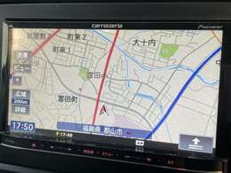 ナビが装備されてますので初めて訪れる場所でも迷わずに目的地に到着できますね♪CD＆DVDやBluetooth接続が可能でスマホを繋げば大迫力の音楽が楽しめます♪その他機能満載なナビとなっております♪