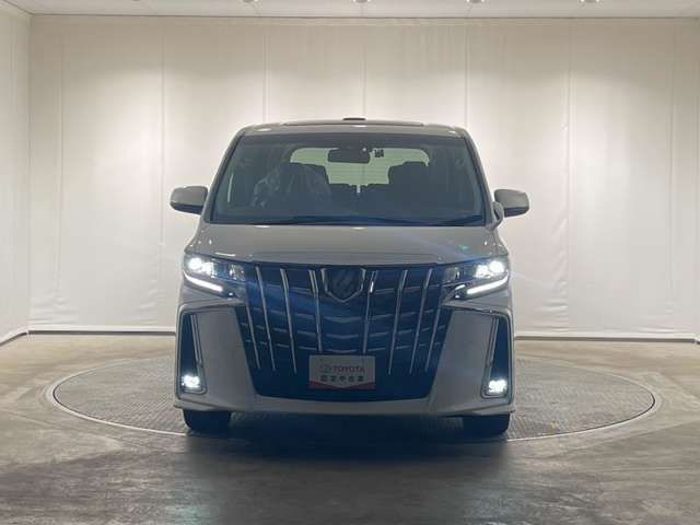 明るいLEDライトで、暗い夜道の運転も快適に。