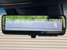 【デジタルインナーミラー】後席の大きな荷物や同乗者で後方が確認しづらい時でも安心！カメラが撮影した車両後方の映像をルームミラー内に表示。クリアな視界で状況の確認が可能です！