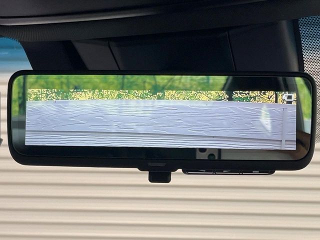 【デジタルインナーミラー】後席の大きな荷物や同乗者で後方が確認しづらい時でも安心！カメラが撮影した車両後方の映像をルームミラー内に表示。クリアな視界で状況の確認が可能です！
