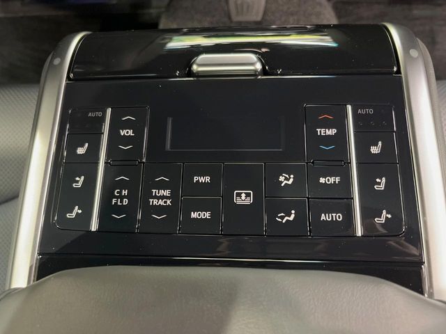 【リアオートエアコン】広い後部座席には必須の機能！風量や温度を自動で調整し前席と同様な車内環境にしてくれるリアオートエアコンを装備。夏の暑さも冬の寒さもストレスなく快適にお過ごしいただけます♪