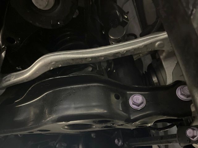 お車を安心してお乗りいただく為には、足回りの定期点検が欠かせません。サービスサポート（有償保証）では無料点検もご提供しており、安心のカーライフをお過ごしいただけるサポート体制が整っています。