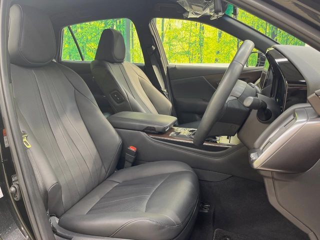 【黒革シート】上質な革を使用し、高級感あふれる黒革シート。常に体に触れる部分だから、座り心地の良さにはこだわりたいですね♪汚れの付着や劣化を抑制する内装コーティング施工もおススメですよ♪