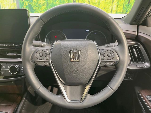 【ステアリングヒーター】冬場に冷たくなりやすい革巻きステアリングを、スイッチ一つで素早く適温に！エアコンよりも早く温まってくれるので、寒い日の運転も快適になりますね♪