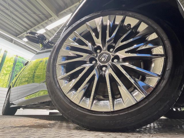 【純正18インチアルミホイール】外観にマッチした純正アルミホイールを装着しております。各種社外アルミホイールや、スタッドレスタイヤも取扱いしております。是非ご相談ください♪