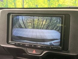 【バックカメラ】駐車時に後方がリアルタイム映像で確認できます。大型商業施設や立体駐車場での駐車時や、夜間のバック時に大活躍！運転スキルに関わらず、今や必須となった装備のひとつです！