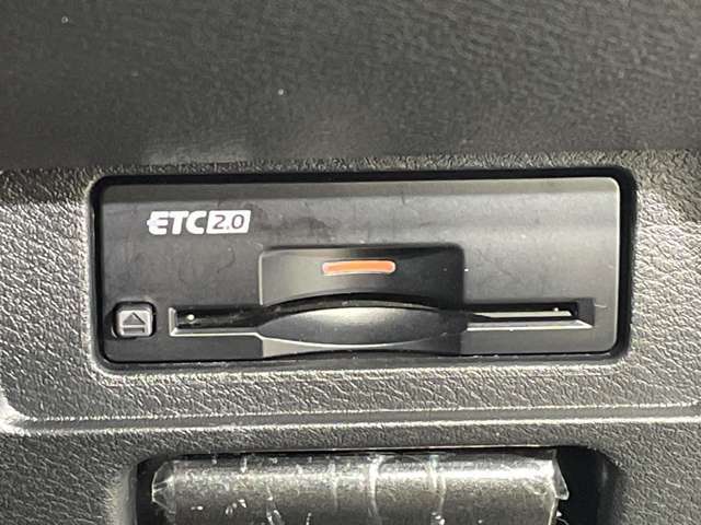 【ETC】有料道路を利用する際に料金所で停止することなく通過できる、ETC車載器（ノンストップ自動料金収受システム機器）が装備されています。セットアップを行うことで利用可能になります。