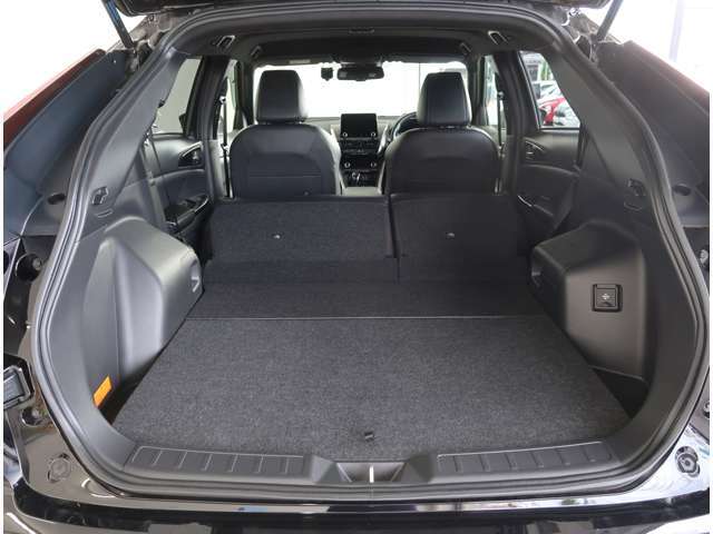 シートを倒すとラゲッジスペースが拡大します