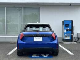 安心のネットワーク。全国148カ所（2025年2月現在）のMINI正規ディーラーのサービスセンターで整備・保証修理を受けることができます。