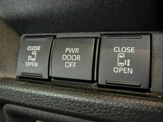 両側電動スライドドアがついてますので、小さなお子様、ご高齢の方には嬉しい装備です。