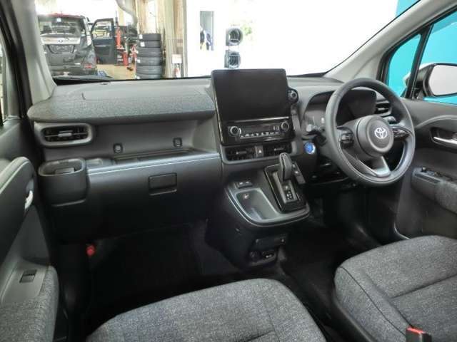 スイッチ類の配置まで考えられたインストルメントパネル、スッキリとしたデザインです。