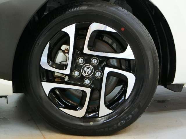 純正アルミホイール付き、とってもスタイリッシュです！タイヤはまだまだしっかり山が有り、ひび割れも見れません。