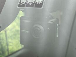 【ドライブレコーダー】安心・安全なカーライフに必須のドライブレコーダーを装備！走行中はもちろん、あおり運転や事故に遭遇した際の状況も映像で記録し、万一のリスクに備えます。