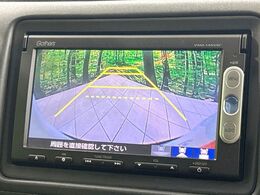 【バックカメラ】駐車時に後方がリアルタイム映像で確認できます。大型商業施設や立体駐車場での駐車時や、夜間のバック時に大活躍！運転スキルに関わらず、今や必須となった装備のひとつです！