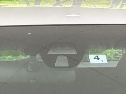 【シティブレーキアクティブシステム】低速走行中に前方の車両等を認識し、衝突しそうな時は警報とブレーキで衝突回避と被害軽減をアシスト。より安全にドライブをお楽しみいただけます。