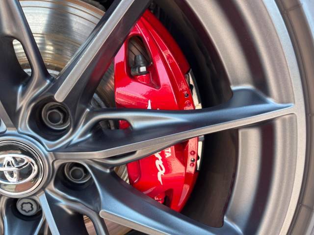【ブレンボ製キャリパー】ハイパワー車両には強力なブレーキが必須！世界のスーパーカーにも採用されるイタリアの高級メーカー「ブレンボ」を装着！色鮮やかなキャリパーがスポーティな印象を引き立てます♪