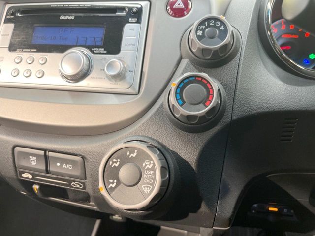 寒い冬も暑い夏も全席に快適な空調を届けてくれる、ダイヤル式エアコンを装備♪