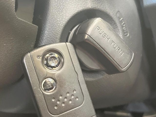 【Hondaスマートキー】カバンやポケットに入れたままでもドアの施錠・解錠が可能なスマートキーを装備。エンジンのオン・オフ時もカギを取り出す必要が無いからとっても便利です♪