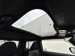 【サンルーフ】解放感溢れるサンルーフ。車内には爽やかな風や太陽の穏やかな光が差し込みます。