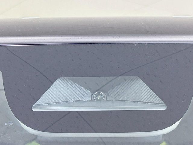 【ホンダセンシング】走行中に前方の車両等を認識し、衝突しそうな時は警報とブレーキで衝突回避と被害軽減をアシスト。より安全にドライブをお楽しみいただけます。