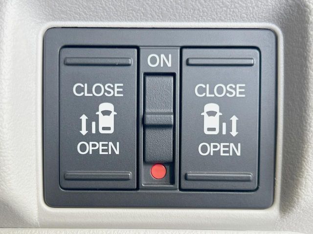 【両側パワースライドドア】スマートキーや運転席のスイッチで後席両側スライドドアの開閉が可能♪電動だから力を入れてドアを開ける必要が無く、小さなお子様でも簡単に開け閉めでき快適です♪