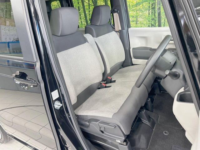 運転席まわりには十分なスペースがあり、大柄な方でもゆったり運転していただける環境です。