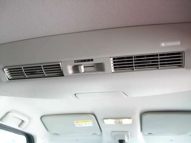 「ナノイー」機能搭載リヤサーキュレーターで車内もクリーン。エアコンの冷気を素早く後席に送ります。