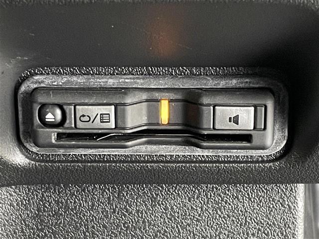 【ETC】有料道路を利用する際に料金所で停止することなく通過できる、ETC車載器（ノンストップ自動料金収受システム機器）が装備されています。セットアップを行うことで利用可能になります。