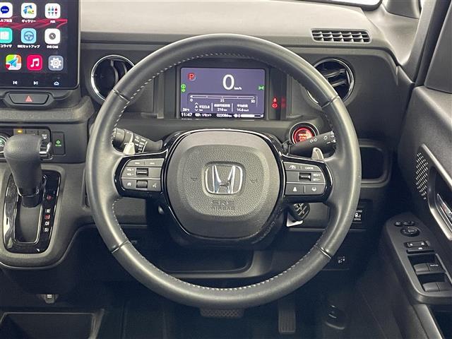 【ステアリング】軽い力で扱いやすいハンドルです。目立つ傷やスレなどなく綺麗な状態です！除菌プランいれていただくとさらに快適に！清潔なお車はお子様にも安心ですね！