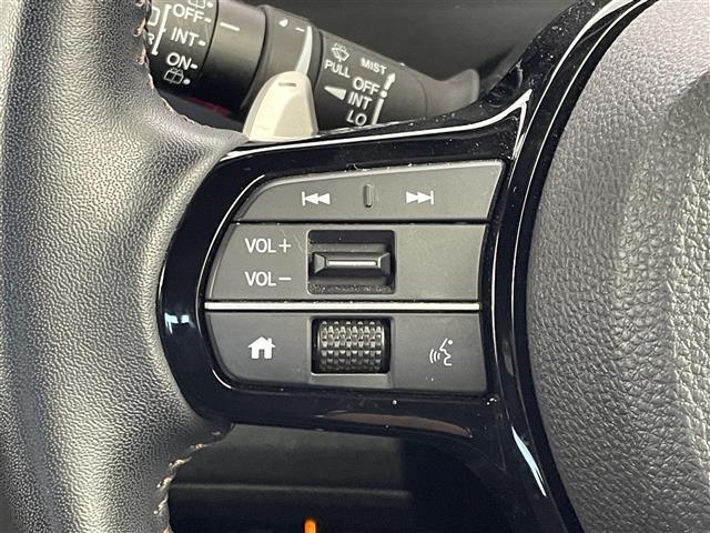 【ステアリングスイッチ】手元のボタンから、オーディオやナビなどの操作ができるので、よそ見をせずに安全に運転に集中できます！
