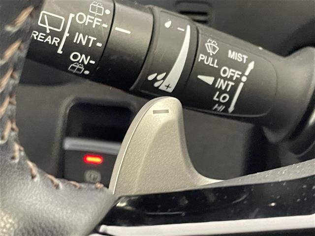 【パドルシフト】ステアリングからのミッション操作が可能です。