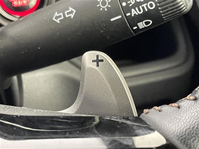 【パドルシフト】ステアリングからのミッション操作が可能です。