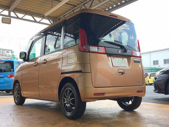 CVT車です。エンジン回転数と車速の関係を自由に設定できることから、エンジン出力を非常に効率よく活用でき、従来のATやMTにあった変速ショックを皆無にでき燃費面でも大きなメリットです！