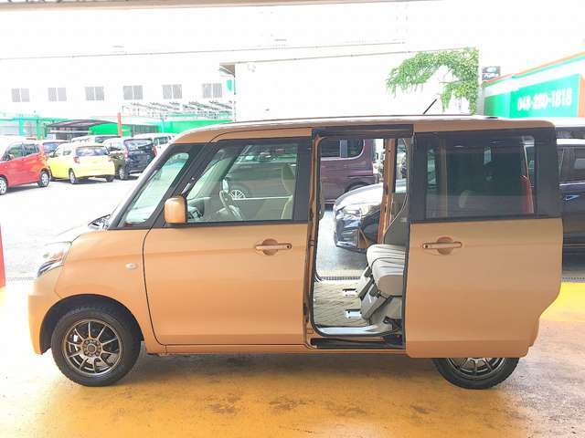 オートスライドドア付きで便利！傾斜に駐車した場合でも、スライドドアの開閉に苦労しません！後から装着困難な装備です！