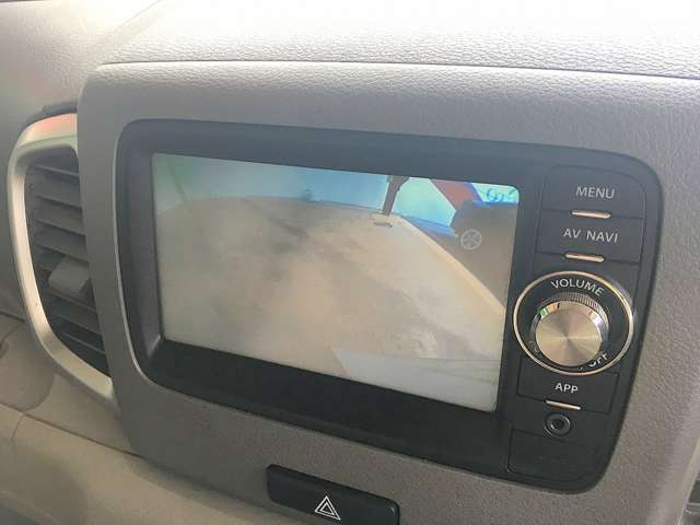 バックカメラがついて後方確認が簡単にできます！苦手としている車庫入れ等も安心して出来ますね！凄く需要の高い装備ですので、最初から付いていれば言う事なしですよね！？