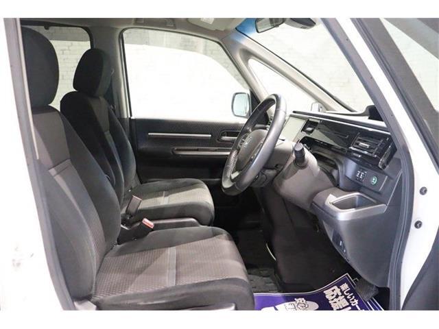 良好な視界とスムーズな乗り降りを実現した運転席。運転席はアイポイントを高くし視界良好です。