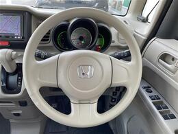 こちらはハンドル周りの写真です。中古車なので、若干の使用感はありますが、破損、不具合等はありません。ユーザー様から買取した車両を、一台一台チェックして問題のない車両を掲載しております。ご安心ください。