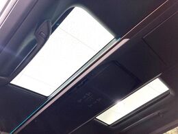 【左右独立ムーンルーフ】2列目左右席にそれぞれ配置されたガラスルーフ！日差しに合わせて片側だけシェードを閉めることも可能です！