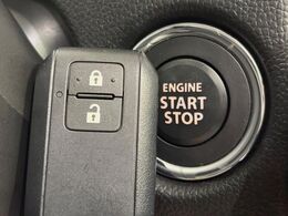 【キーレススタートシステム】カバンやポケットに入れたままでもドアの施錠・解錠が可能なスマートキーを装備。エンジンのオン・オフ時もカギを取り出す必要が無いからとっても便利です♪