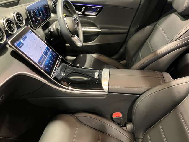 全ての席が主役席なのは、メルセデスならではの特徴です。快適なドライビングが、リラックスした車内空間を作りだします。