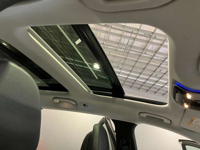 パノラミックルーフで明るい車内と開放感あるドライブをお楽しみいただけます。